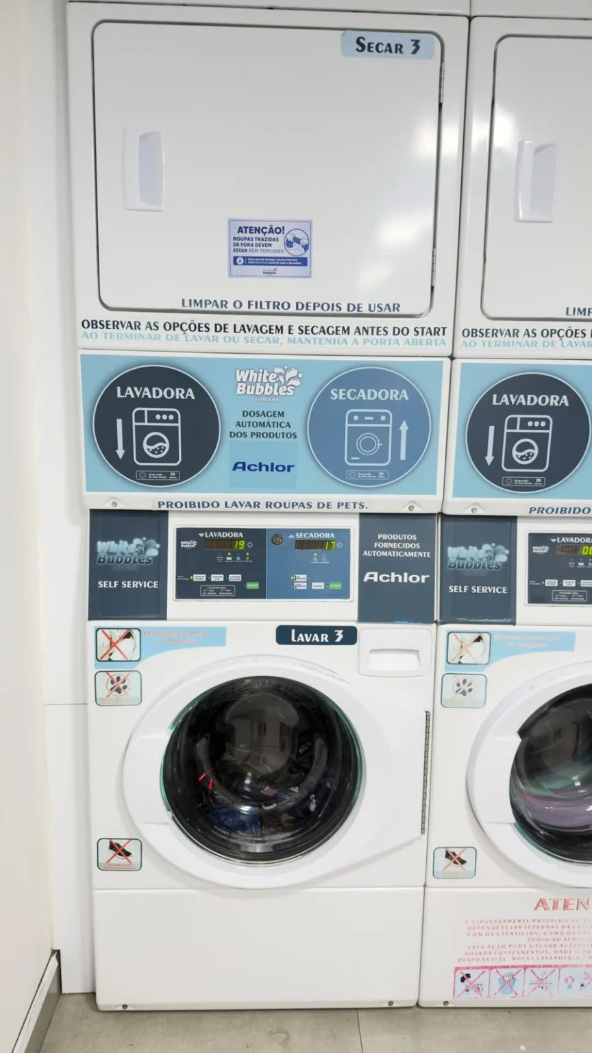 Máquinas Maytag da White Bubbles na unidade Cidade Satélite